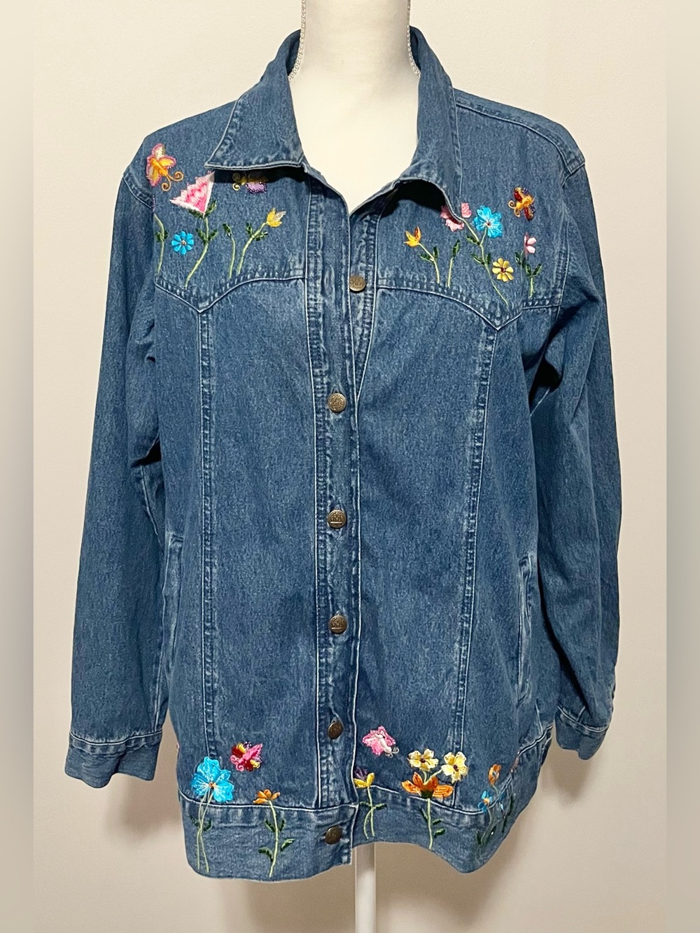 Quacker Factory Embroidered Floral Denim Shirt Jacket in Blue. Cotton Size Large